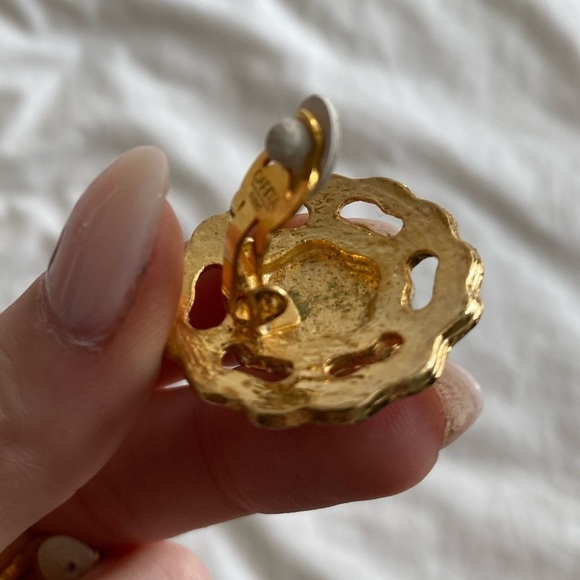 Vintage Signed Carita Paris Gold Flower Clip On Earrings - Picture 6 of 7